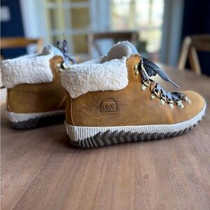Sorel women’s waterproof Out and About Sherpa lined hiking booties size 10.5